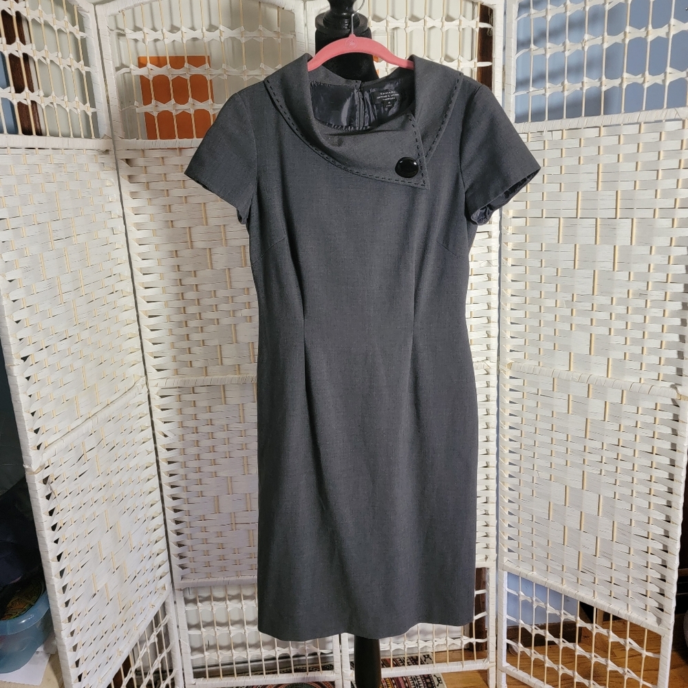 TAHARI Arthur S. Levine Size 4 Dress Grey Short-Sleeved Dress with Button Detail